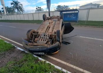 Veículo capota na avenida Rio Madeira e casal abandona local