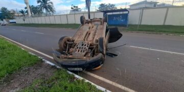 Veículo capota na avenida Rio Madeira e casal abandona local