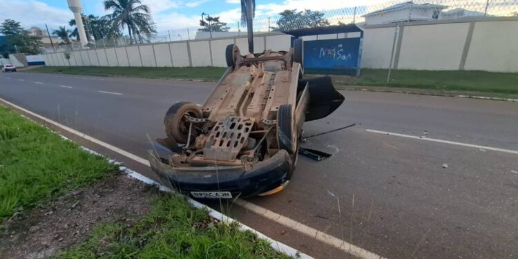 Veículo capota na avenida Rio Madeira e casal abandona local