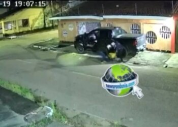 VÍDEO: Homem é assaltado por dupla em moto na porta de casa