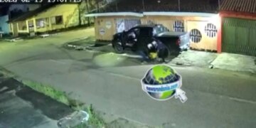 VÍDEO: Homem é assaltado por dupla em moto na porta de casa