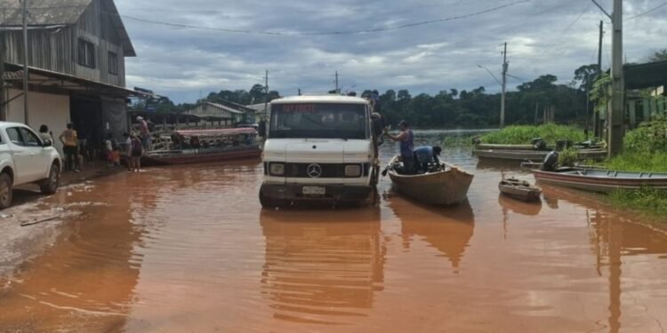 Rio Madeira passa dos 15 metros e situação de emergência é decretada