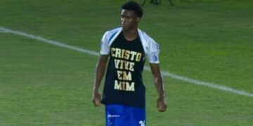 Após fazer gol, jogador do cruzeiro exibe camiseta com frase “Cristo vive em mim”