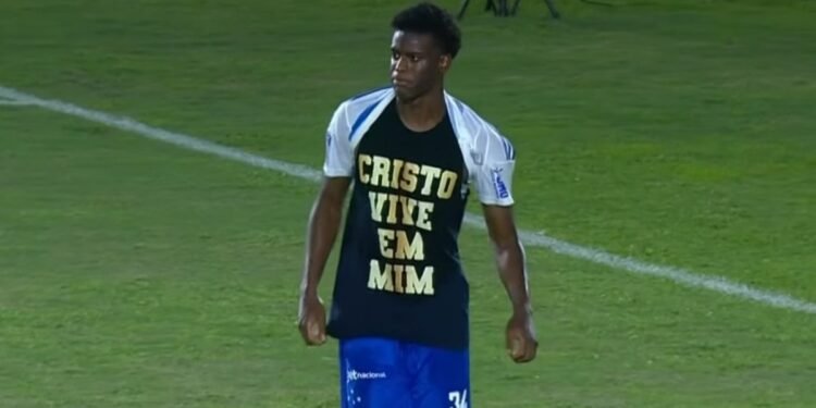 Após fazer gol, jogador do cruzeiro exibe camiseta com frase “Cristo vive em mim”