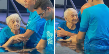 Idosa de 95 anos é batizada na igreja: ‘Estou leve, feliz e realizada’