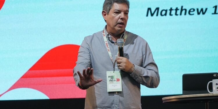 “Nem toda porta que se abre é uma oportunidade de Deus”, diz pastor sobre ministério