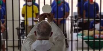 Evangélicos são favorecidos em presídios, aponta dossiê católico entregue ao papa