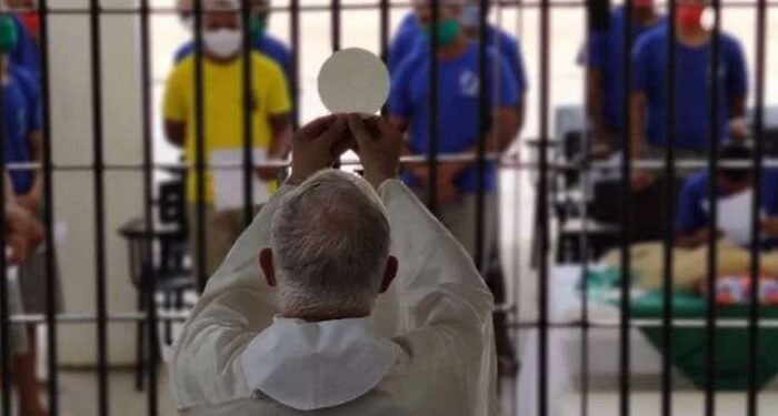 Evangélicos são favorecidos em presídios, aponta dossiê católico entregue ao papa
