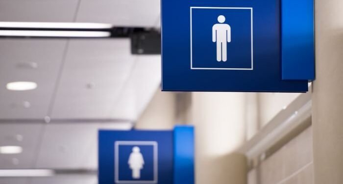 Lei que restringe uso de banheiro feminino por pessoas trans é sancionada em Campo Grande