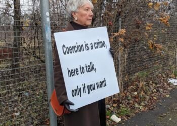 Avó cristã que protestou contra o aborto tem acusações retiradas