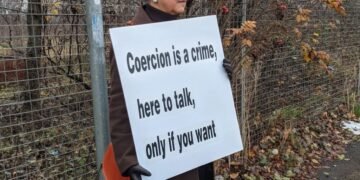 Avó cristã que protestou contra o aborto tem acusações retiradas