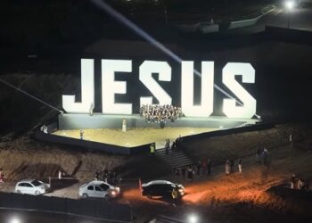 Igreja ergue mirante com letreiro “Jesus” de oito metros em SP