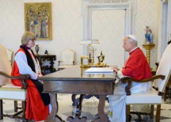 Arcebispa Sarah Mullally e Papa Leão XIV se reúnem no Vaticano em encontro histórico