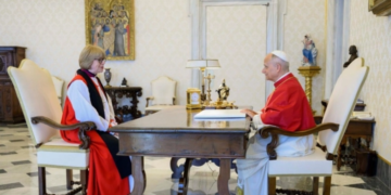 Arcebispa Sarah Mullally e Papa Leão XIV se reúnem no Vaticano em encontro histórico