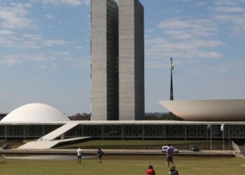 Alcolumbre fatia votação do PL da Dosimetria; governo denuncia manobra