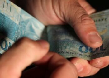 Salário médio do trabalhador amplia recorde e chega a R$ 3.722