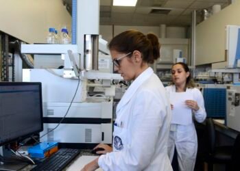 Iniciativas tentam facilitar acesso e permanência de mães na ciência