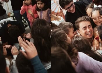 Nikolas Ferreira recebe oração de crianças em casa pró-vida: “Assim luto minhas guerras”