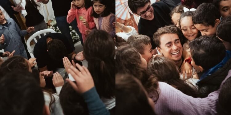 Nikolas Ferreira recebe oração de crianças em casa pró-vida: “Assim luto minhas guerras”