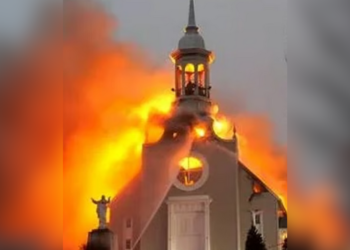 Incêndio destrói igreja histórica em Quebec em meio à onda de ataques a templos no Canadá