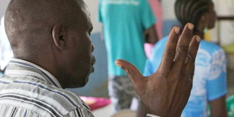 Homem tem mãos decepadas por parentes muçulmanos após ser tornar cristão em Uganda