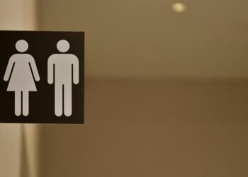 Campo Grande sanciona lei que proíbe uso de banheiro feminino por trans