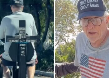 Idoso evangeliza com cruz em scooter e alerta jovens: ‘Se arrependam e voltem para Jesus’