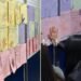 Escola faz mural de oração e alunos intercedem por pedidos de colegas: “Oram com fervor”
