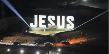 Mirante com letreiro “Jesus” é inaugurado por igreja em São Paulo