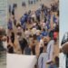 Igrejas se unem e levam centenas de pessoas ao batismo em praia da Califórnia