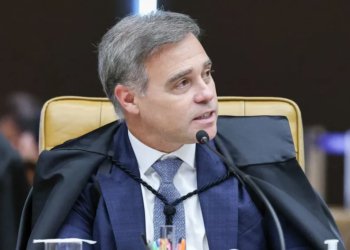 Mendonça vota para manter lei que dá poder aos pais sobre conteúdo de gênero nas escolas