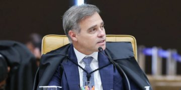 Mendonça vota para manter lei que dá poder aos pais sobre conteúdo de gênero nas escolas