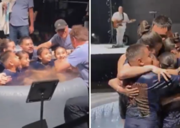 Casal e filhos emocionam ao serem batizados juntos: ‘Exemplo de família’