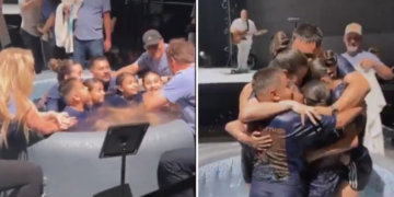 Casal e filhos emocionam ao serem batizados juntos: ‘Exemplo de família’