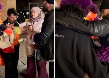 Após receberem oração nas ruas, jovens fantasiados de animais aceitam Jesus