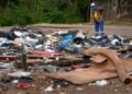 Infrator é obrigado a recolher entulho após ser flagrado pela prefeitura