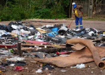 Infrator é obrigado a recolher entulho após ser flagrado pela prefeitura