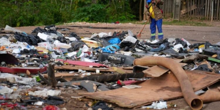 Infrator é obrigado a recolher entulho após ser flagrado pela prefeitura