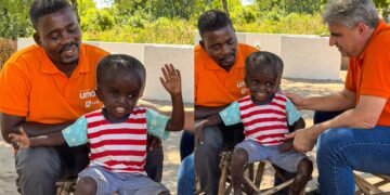 Menino africano com má-formação inspira ao falar de sua fé: “Eu vou entrar no Céu”