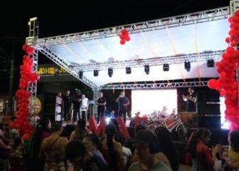 Entre abraços e homenagens, famílias transformam a Praça do Abobrão em palco de afeto