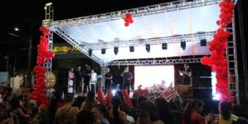 Entre abraços e homenagens, famílias transformam a Praça do Abobrão em palco de afeto