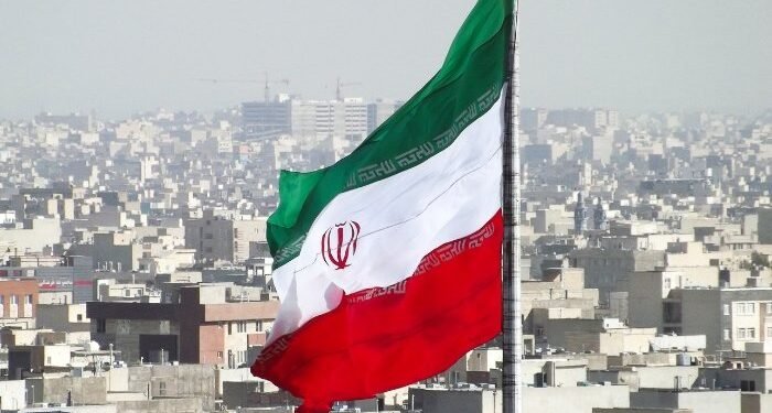 Cristã perseguida pelo regime iraniano é condenada a 9 anos de prisão