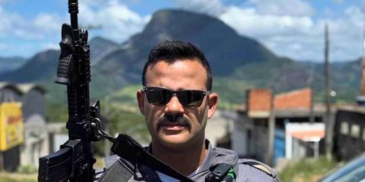 Pastor policial prega a criminosos durante operação contra o tráfico