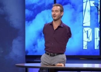 Nick Vujicic responde aos rumores de sua morte confirmando que está vivo e bem