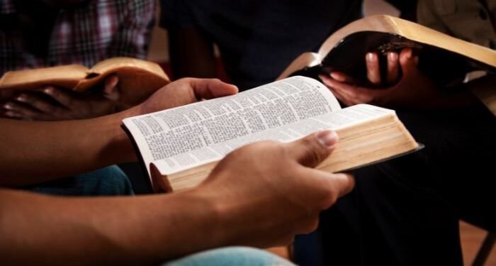 Jovens cristãos estão se envolvendo mais com a Bíblia, revela pesquisa global