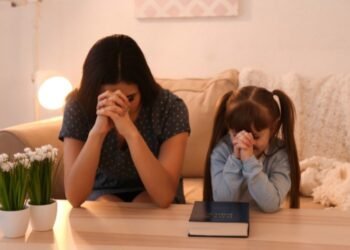 Mãe influencia fé dos filhos por meio de exemplo e oração