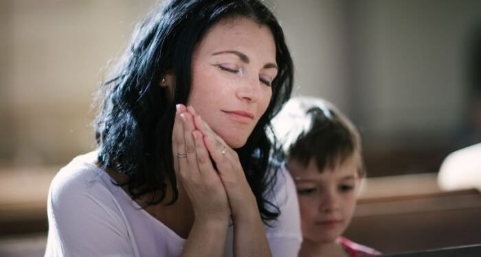 Mães prosperam quando a igreja se faz presente em uma comunidade amorosa