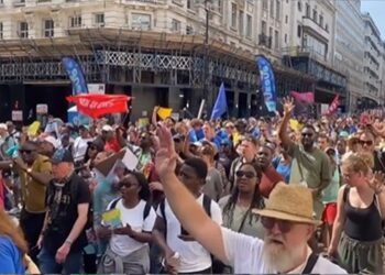 Marcha para Jesus volta a Londres após 25 anos e reúne milhares