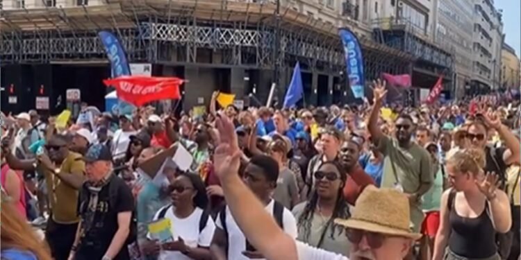Marcha para Jesus volta a Londres após 25 anos e reúne milhares