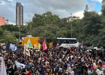 Em ato na capital paulista, estudantes criticam políticas educacionais